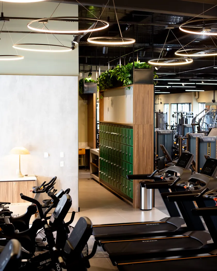 Esteiras e bicicletas na área de cardio
