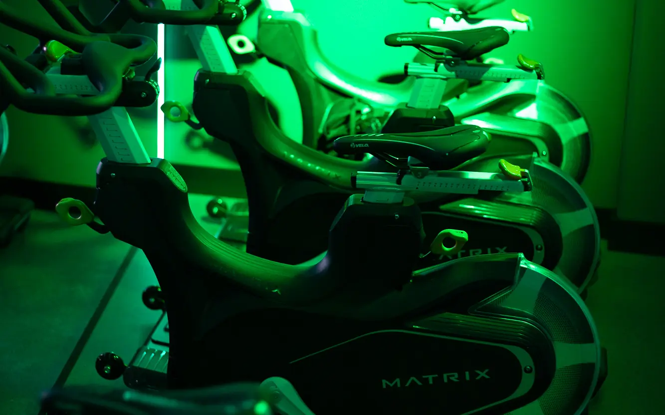 Bicicletas do B3 Ride iluminadas em verde
